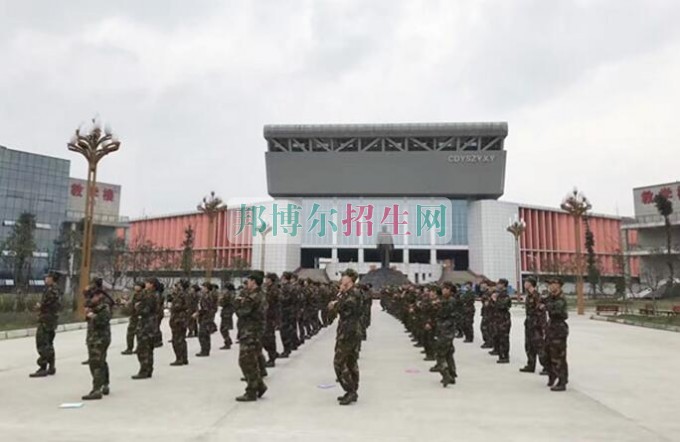 西翔航空學院青神校區(qū)首批新生軍訓火熱進行