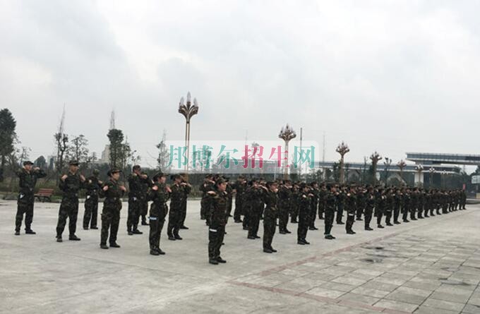 西翔航空學院青神校區(qū)首批新生軍訓火熱進行