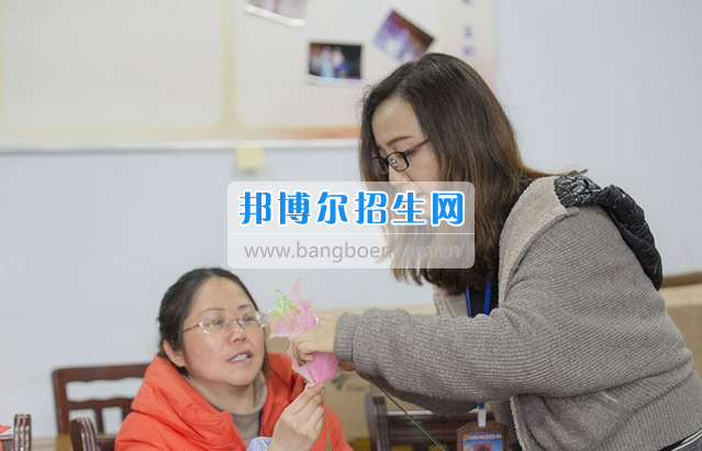 重慶鐵路運輸高級技工學(xué)校分院開展女教職工“春花DIY”工會活動