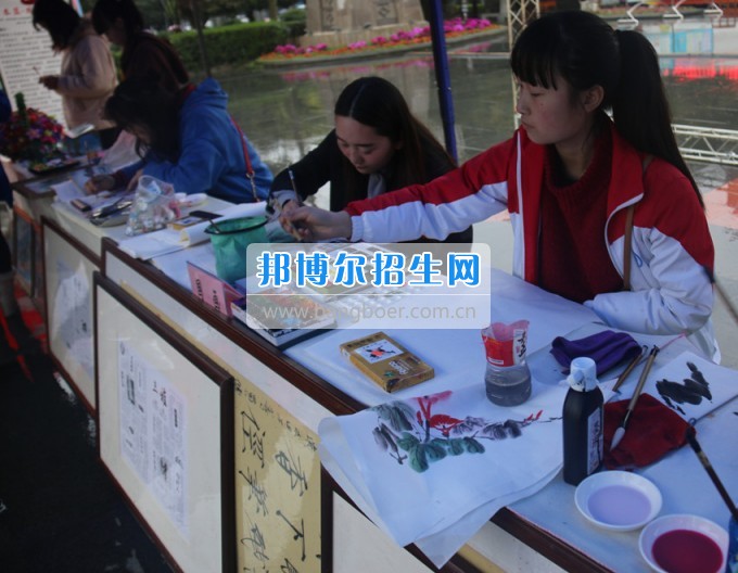 南充師范學(xué)校花開(kāi)滿(mǎn)堂盛世春——南充師范歡慶“三八”節(jié)