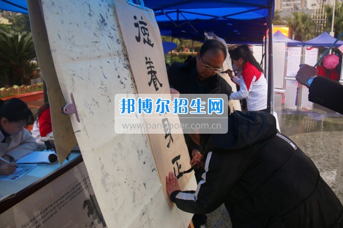 南充師范學(xué)?；ㄩ_(kāi)滿(mǎn)堂盛世春——南充師范歡慶“三八”節(jié)