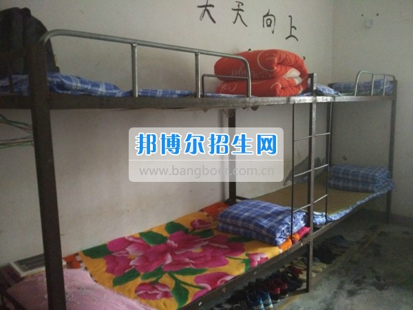 四川省宜賓市南溪區(qū)職業(yè)高級(jí)中學(xué)校電子專(zhuān)業(yè)2017年春期寢室內(nèi)務(wù)評(píng)比活動(dòng)拉開(kāi)戰(zhàn)幕