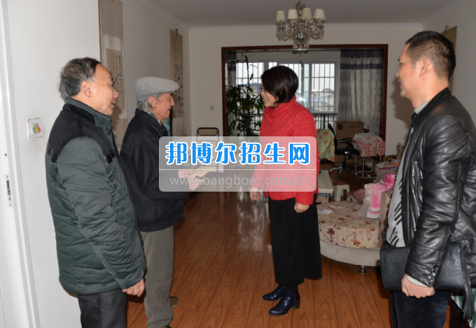 川南幼兒師范高等?？茖W(xué)校領(lǐng)導(dǎo)帶隊慰問生活困難教職工、老黨員和老干部