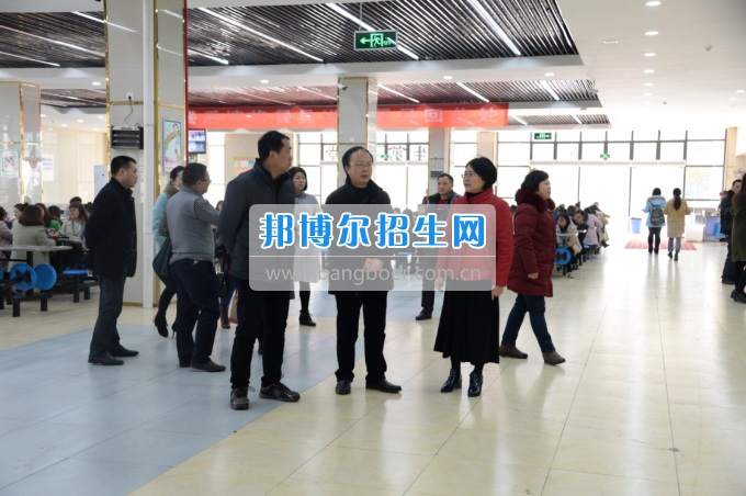 內(nèi)江市教育局檢查川南幼兒師范高等?？茖W校春季開學工作