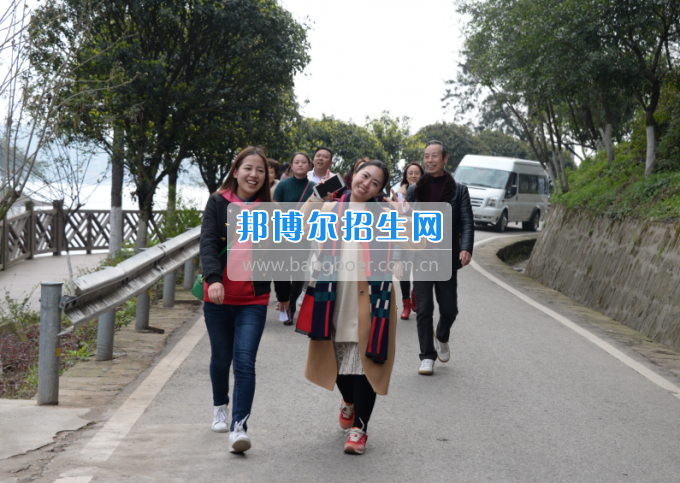 川南幼兒師范高等?？茖W(xué)校舉行慶祝國際勞動婦女節(jié)活動