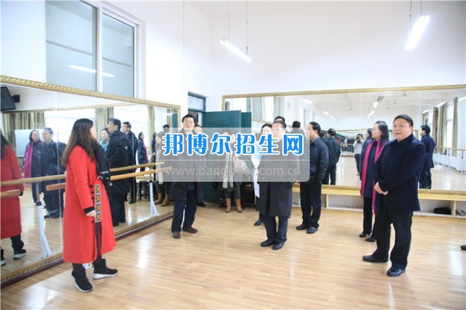 四川音樂學(xué)院黨委書記、院長林戈爾教授一行到川北幼兒師范高等專科學(xué)?？疾? width=