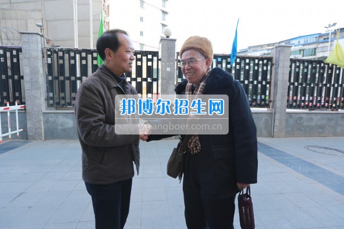 川北幼兒師范高等?？茖W(xué)校黨委書記張斌走訪慰問學(xué)校離退休老同志