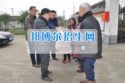 四川省什邡市職業(yè)中專(zhuān)學(xué)校黨總支慰問(wèn)師古鎮(zhèn)洛陽(yáng)村特困戶(hù)