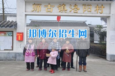 四川省什邡市職業(yè)中專(zhuān)學(xué)校黨總支慰問(wèn)師古鎮(zhèn)洛陽(yáng)村特困戶(hù)