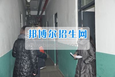 四川省什邡市職業(yè)中專學校迎接德陽市、什邡市教育局開學工作檢查