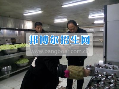 市食藥局、教育局領(lǐng)導(dǎo)到四川省什邡市職業(yè)中專學(xué)校食堂檢查開學(xué)工作