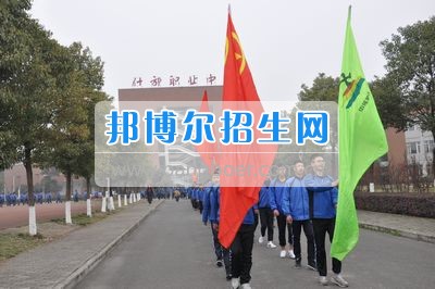 四川省什邡市職業(yè)中專學(xué)校拉練路上，我們擼起袖子邁步向前