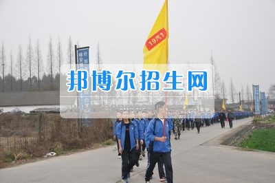 四川省什邡市職業(yè)中專學(xué)校拉練路上，我們擼起袖子邁步向前