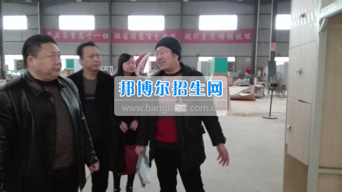 川北幼兒師范高等?？茖W(xué)校張廷鑫校長(zhǎng)帶隊(duì)考察學(xué)生公寓設(shè)備
