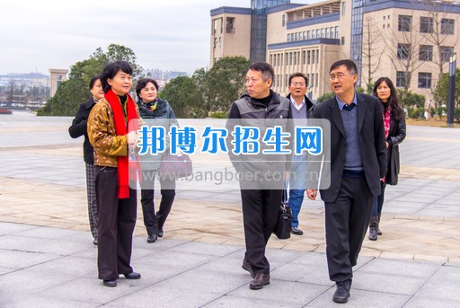 興義民族師范學(xué)院劉照惠校長(zhǎng)率隊(duì)到省屬高?？疾旌笄诠芾砉ぷ? width=