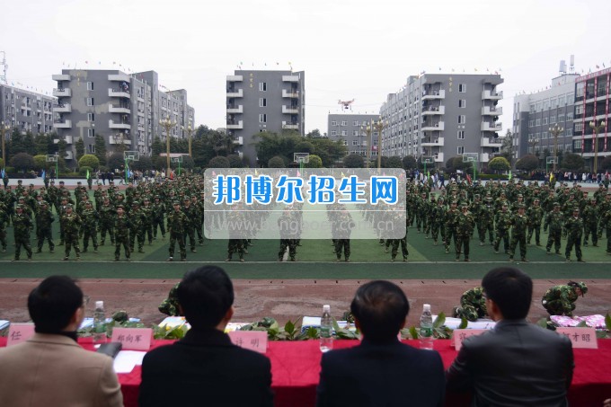 成都機(jī)電工程學(xué)校舉行2017級(jí)春季新生第一期軍訓(xùn)閉營(yíng)儀式及表彰大會(huì)