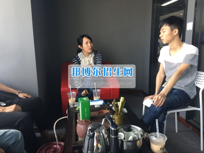 四川現(xiàn)代職業(yè)學院工業(yè)設計專業(yè)深入大南建筑裝飾有限公司調(diào)研