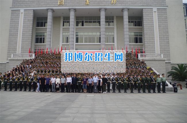 四川管理職業(yè)學(xué)院國旗隊參加四川省高校國旗護衛(wèi)隊會操交流活動  為慶祝中國人民解放軍建軍90周年，推進西南地區(qū)高校國旗文化的發(fā)展，持續(xù)發(fā)揮升旗儀式的教育引導(dǎo)作用，深化愛國主義教育，5月20日，我院國旗隊應(yīng)邀參加了由四川大學(xué)錦城學(xué)院發(fā)起的會操交流活動。  全省28所高校的國旗護衛(wèi)隊，近千名國旗手齊聚一堂。在莊嚴的升旗儀式后，活動進入會操展示環(huán)節(jié)。我院國旗隊邁著整齊劃一的步伐走過主席臺，展示出了優(yōu)秀的訓(xùn)練水平和昂揚的精神風貌。當天下午，在四川大學(xué)錦城學(xué)院大禮堂舉行了“以我火紅青春、譜寫國旗禮贊”大學(xué)生升旗手文藝匯演。我院代表隊以優(yōu)雅的舞姿展現(xiàn)了大學(xué)生青春的風采。表達了對祖國與學(xué)院的炙熱情感和嚴于律己的學(xué)習態(tài)度。  此次會操交流活動，加強了省內(nèi)各高校國旗護衛(wèi)隊間的聯(lián)系，弘揚了愛國、愛旗、護旗的精神，獲得了寶貴的經(jīng)驗，明確了努力的方向。我院國旗隊的隊員們紛紛表示：要肩負起捍衛(wèi)國旗尊嚴、宣傳國旗文化的神圣使命!