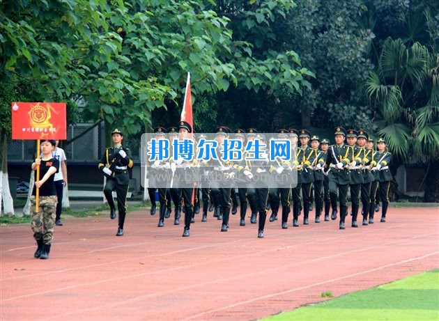 四川管理職業(yè)學(xué)院國旗隊參加四川省高校國旗護衛(wèi)隊會操交流活動  為慶祝中國人民解放軍建軍90周年，推進西南地區(qū)高校國旗文化的發(fā)展，持續(xù)發(fā)揮升旗儀式的教育引導(dǎo)作用，深化愛國主義教育，5月20日，我院國旗隊應(yīng)邀參加了由四川大學(xué)錦城學(xué)院發(fā)起的會操交流活動。  全省28所高校的國旗護衛(wèi)隊，近千名國旗手齊聚一堂。在莊嚴的升旗儀式后，活動進入會操展示環(huán)節(jié)。我院國旗隊邁著整齊劃一的步伐走過主席臺，展示出了優(yōu)秀的訓(xùn)練水平和昂揚的精神風貌。當天下午，在四川大學(xué)錦城學(xué)院大禮堂舉行了“以我火紅青春、譜寫國旗禮贊”大學(xué)生升旗手文藝匯演。我院代表隊以優(yōu)雅的舞姿展現(xiàn)了大學(xué)生青春的風采。表達了對祖國與學(xué)院的炙熱情感和嚴于律己的學(xué)習態(tài)度。  此次會操交流活動，加強了省內(nèi)各高校國旗護衛(wèi)隊間的聯(lián)系，弘揚了愛國、愛旗、護旗的精神，獲得了寶貴的經(jīng)驗，明確了努力的方向。我院國旗隊的隊員們紛紛表示：要肩負起捍衛(wèi)國旗尊嚴、宣傳國旗文化的神圣使命!