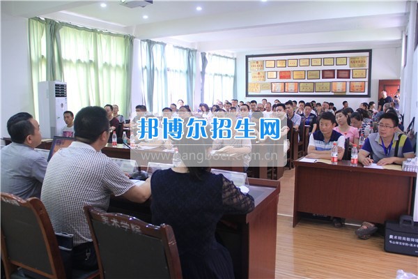 樂山師范學校井研縣、峨邊縣美術(shù)教師轉(zhuǎn)崗培訓班隆重開班