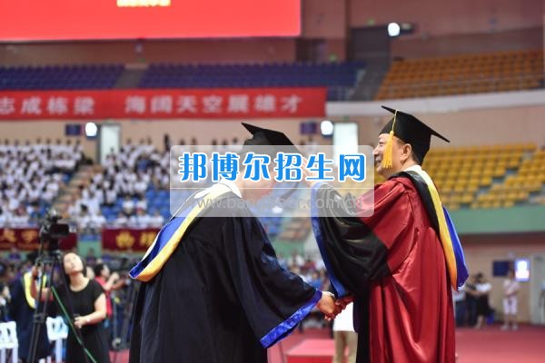 電子科技大學隆重舉行2017年學生畢業(yè)典禮暨學位授予儀式