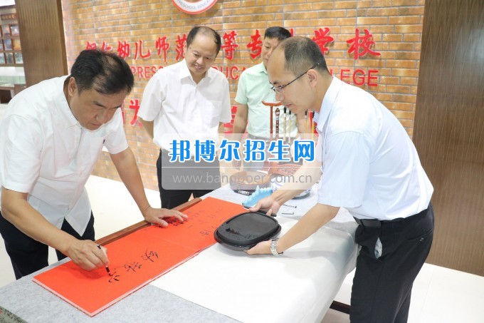 美國(guó)密歇根奧克蘭大學(xué)李樂(lè)東教授來(lái)銅仁幼兒師范高等?？茖W(xué)校交流訪問(wèn)