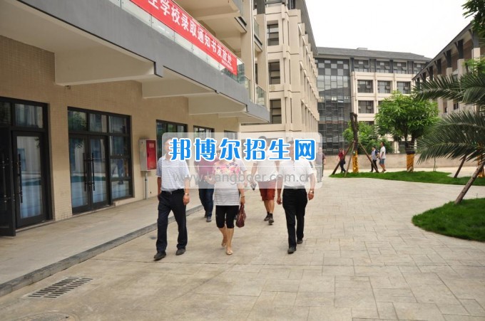　　攀枝花學院土木工程學院副校長石維富帶隊檢查康養(yǎng)學院后勤準備工作  　　7月10日，攀枝花學院土木工程學院副校長石維富帶領學生處、后管處、網(wǎng)計中心、后勤集團、宣傳部、康養(yǎng)學院、花舞人間公司相關(guān)負責人一同視察了康養(yǎng)學院后勤保障準備工作。  　　石維富主要檢查了學生寢室、教室、實驗室、食堂、運動場等校園環(huán)境設施的準備情況。相關(guān)單位對準備工作中存在的問題提出了具體整改意見。最后石維富要求相關(guān)單位積極配合花舞人間公司做好開學前準備工作，并希望花舞人間公司加快工作進度，確保在開學前各項準備工作保質(zhì)保量完成。  　　