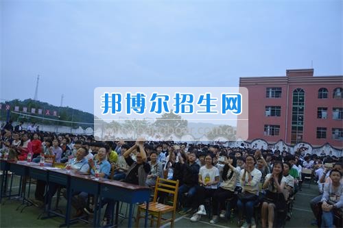 　　我校隆重舉行2017年預備班學生“各展所長，揚帆起航”文藝匯演  　　為了豐富同學們的課余生活，提高同學們的文藝素養(yǎng)，增強班級間的凝聚力和親和力。6月2日晚，我校在球類運動場舉辦了預備班“各展所長，揚帆起航”學生文藝匯演，全體預備班學生和職高部學生共800多名以及20多名教職工觀看了演出。  　　此次文藝匯演的節(jié)目內(nèi)容形式多樣、內(nèi)容豐富，激情的開場舞——《GOODBOY》中拉開了帷幕，伴隨著一陣陣掌聲，歌舞、小品、朗誦、相聲等精心準備的22個精彩的節(jié)目為觀眾呈現(xiàn)了一道豐富的視聽盛宴，最后全體師生齊唱的《難忘今宵》把本場文藝匯演推向了高潮，掌聲和歡呼聲此起彼伏，臺上臺下成了一片激情四溢的海洋，本場文藝匯演畫上了圓滿的句號。  　　此次文藝匯演演出的成功舉辦，充分彰顯了我校預備班學生的個性，讓預備班學生充分感受到育才職高的魅力。