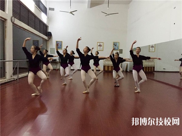 江西東方舞蹈學(xué)校2020年報名條件、招生要求、招生對象 