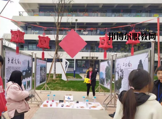 每一所學(xué)校開設(shè)的專業(yè)都是不一樣的，這是因為學(xué)校在一開始的時候所擁有辦學(xué)條件就是不一樣的。有的學(xué)校之所以可以開設(shè)這個專業(yè)，那是因為學(xué)校擁有這方面的教學(xué)資源，例如教學(xué)設(shè)施、師資力量等等，而不具備這個條件的話，學(xué)校也是不能開設(shè)該專業(yè)的。  信豐星泓職業(yè)學(xué)校招生專業(yè) 機(jī)電技術(shù)應(yīng)用、食品生物工藝、旅游服務(wù)與管理、電子商務(wù)、計算機(jī)平面設(shè)計。  信豐星泓職業(yè)學(xué)校簡介 江西信豐星泓職業(yè)學(xué)校位于江西省信豐縣工業(yè)園新陽路，是江西新泓教育投資有限公司投資三個億精心建造的重慶市行知教育集團(tuán)傾情打造的高檔次教育產(chǎn)業(yè)園，2019年7月竣工，2019年8月25日開學(xué)。  信豐星泓職業(yè)學(xué)校辦學(xué)條件 學(xué)校占地面積173畝，校舍建筑面積40000平方米，學(xué)校教學(xué)科研設(shè)備總值達(dá)2000多萬元，開設(shè)的專業(yè)有：食品生物工藝、計算機(jī)平面設(shè)計、機(jī)電技術(shù)應(yīng)用(工業(yè)機(jī)器人)、旅游服務(wù)與管理、電子商務(wù)。  小編總結(jié) 看過信豐星泓職業(yè)學(xué)校開設(shè)的專業(yè)以后，同學(xué)們有沒有找到自己喜歡的專業(yè)呢?我們可以看到這所學(xué)校開設(shè)的專業(yè)包括有機(jī)電技術(shù)應(yīng)用、食品生物工藝、旅游服務(wù)與管理、電子商務(wù)、計算機(jī)平面設(shè)計等，都是在當(dāng)下比較熱門的專業(yè)，是比較好就業(yè)的。