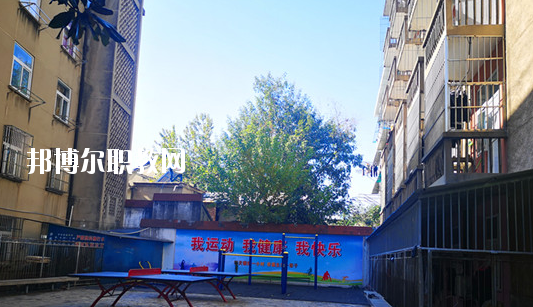 在對這所學(xué)校進(jìn)行判斷以后，才會(huì)知道不同學(xué)校之間所公布的各方面情況都是不同的，而這些信息也是需要學(xué)生自己去進(jìn)行判斷的，當(dāng)然了其中有關(guān)于學(xué)校的住宿環(huán)境也是需要被學(xué)生所了解的，畢竟這是每個(gè)學(xué)生在學(xué)校的住宿情況。  蕪湖職業(yè)技術(shù)學(xué)院附屬中等職業(yè)學(xué)校住宿條件 學(xué)生宿舍實(shí)行四人間公寓化、封閉式管理，并配有校園公共浴室、住宿條件不錯(cuò)，給學(xué)生提供了一個(gè)舒適、安全的學(xué)習(xí)和生活環(huán)境。  蕪湖職業(yè)技術(shù)學(xué)院附屬中等職業(yè)學(xué)校辦學(xué)條件 學(xué)校坐落在美麗的鏡湖公園和九蓮塘公園中間，是市中心唯一的一所公辦職業(yè)學(xué)校，交通便利，環(huán)境優(yōu)美，生活方便。學(xué)校本著對教育教學(xué)質(zhì)量和學(xué)生負(fù)責(zé)的態(tài)度，劃定最低錄取線。住校生宿舍條件優(yōu)越，實(shí)行公寓化、封閉式管理。學(xué)校教學(xué)設(shè)備齊全，多媒體電教室、多功能活動(dòng)廳、計(jì)算機(jī)組裝實(shí)驗(yàn)室、數(shù)字化動(dòng)漫實(shí)驗(yàn)室、語言實(shí)驗(yàn)室、實(shí)訓(xùn)賓館、與學(xué)院聯(lián)網(wǎng)的校園網(wǎng)及學(xué)院擁有的實(shí)驗(yàn)實(shí)訓(xùn)室等，為學(xué)生提升動(dòng)手能力、開拓視野創(chuàng)造了得天獨(dú)厚的條件。  蕪湖職業(yè)技術(shù)學(xué)院附屬中等職業(yè)學(xué)校師資力量 近幾年我校一批優(yōu)秀教師、教壇新星脫穎而出，多人次獲國家、省、市一等獎(jiǎng)項(xiàng)。我?，F(xiàn)有正教授一名，省級特級教師一名(同類學(xué)校唯一)，高中級教師若干。學(xué)校聘請蕪湖職業(yè)技術(shù)學(xué)院專家教授組成教學(xué)督導(dǎo)組實(shí)施教學(xué)督導(dǎo)，對備課、上課等教學(xué)環(huán)節(jié)進(jìn)行全程質(zhì)量評估，以督導(dǎo)促教學(xué)、以督導(dǎo)促創(chuàng)新、以督導(dǎo)促規(guī)范，使學(xué)生學(xué)有所成。我校教學(xué)計(jì)劃和課程設(shè)置是由學(xué)院、附校、用人單位、專業(yè)領(lǐng)域?qū)＜宜姆絽⑴c研發(fā)。已形成：頂層設(shè)計(jì)、分層教學(xué)、工學(xué)結(jié)合、系統(tǒng)培養(yǎng)的獨(dú)特教學(xué)模式。嚴(yán)把教學(xué)標(biāo)準(zhǔn)和畢業(yè)生質(zhì)量標(biāo)準(zhǔn)兩個(gè)關(guān)口。  以上所介紹的信息便是有關(guān)于蕪湖職業(yè)技術(shù)學(xué)院附屬中等職業(yè)學(xué)校的住宿情況，就可以知道其實(shí)這所學(xué)校對于學(xué)生的基本需求是可以滿足的，但是學(xué)生想要選擇其他方面的住宿情況話，就需要學(xué)生提前去對每所學(xué)校的住宿情況進(jìn)行了解。