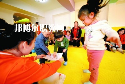 隨著二胎政策的放寬，我國(guó)新生兒的數(shù)量明顯增多，這也說(shuō)明，在未來(lái)的很長(zhǎng)一段時(shí)間里，幼師都是一個(gè)非常受歡迎的行業(yè)，而四川是座發(fā)展迅速，有深厚文化底蘊(yùn)的城市，自然是受到很多同學(xué)喜愛(ài)，近日，就會(huì)問(wèn)小編關(guān)于四川讀幼師學(xué)校好不好?那接下來(lái)，小編就給大家介紹一下四川幼師學(xué)校，如果你有更多疑問(wèn)，歡迎點(diǎn)擊右側(cè)的咨詢(xún)欄與我們交流。  四川讀幼師的就業(yè)前景 就業(yè)容易，畢業(yè)學(xué)生不愁“嫁”盡管當(dāng)前就業(yè)形勢(shì)嚴(yán)峻，各地大學(xué)生就業(yè)難度大，但許多城市的學(xué)前教育專(zhuān)業(yè)畢業(yè)生并未受影響，反而逆勢(shì)上漲，待遇也比往年有所提高。近年來(lái)，由于幼兒園發(fā)展的需要，很多單位幼兒教師奇缺，連男老師也變得搶手起來(lái)。學(xué)前、初教專(zhuān)業(yè)畢業(yè)生不愁“嫁”，甚至有很多幼教機(jī)構(gòu)到學(xué)校預(yù)約、搶簽畢業(yè)生，幼教人才受歡迎程度可見(jiàn)一斑。  四川讀幼師的優(yōu)勢(shì) 幼教項(xiàng)目的穩(wěn)定性強(qiáng)，不受市場(chǎng)沖擊，打造終身產(chǎn)業(yè)?，F(xiàn)階段，無(wú)論是從國(guó)家教育改革發(fā)展的全局出發(fā)，還是從目前有關(guān)民辦學(xué)前教育的法律法規(guī)政策等方面來(lái)看，民辦學(xué)前教育發(fā)展?jié)摿Χ际志薮蟆Ｆ浯?，成就子女未?lái)。選擇了幼教工作，可以讓我們更懂得如何教育子女，對(duì)自己未來(lái)孩子接收良好的家庭教育有著十分重要的促進(jìn)作用。女性投身幼教行業(yè)后，長(zhǎng)期接受最先進(jìn)的幼教理念和適合中國(guó)幼兒的各類(lèi)課程，繼而在對(duì)自己子女的教育觀念和方法上也會(huì)更科學(xué)，為孩子今后的發(fā)展奠定更好的基礎(chǔ)。  德陽(yáng)科貿(mào)職業(yè)學(xué)院幼師升學(xué)班學(xué)前教育專(zhuān)業(yè)介紹 本專(zhuān)業(yè)順應(yīng)國(guó)家“幼有所育”學(xué)前教育決策和學(xué)前教育專(zhuān)業(yè)人才極度短缺的社會(huì)需求而設(shè)，是一個(gè)綜合性較強(qiáng)的專(zhuān)業(yè)，涵蓋0-6歲兒童的教育，作為人生起點(diǎn)教育的學(xué)前教育專(zhuān)業(yè)對(duì)人的一生的發(fā)展和教育起著重要的奠基作用。本專(zhuān)業(yè)緊密對(duì)接各級(jí)各類(lèi)幼兒園和早期教育機(jī)構(gòu)等實(shí)施合作辦學(xué)、合作育人，強(qiáng)化“四能”特長(zhǎng)(彈唱、舞蹈、美術(shù)、游戲)、“五會(huì)”素養(yǎng)(保育、保健、教育、溝通、管理)，致力于培養(yǎng)新時(shí)代“有愛(ài)心、有耐心、有恒心、有責(zé)任心”的學(xué)前教育人才。  培養(yǎng)目標(biāo)：本專(zhuān)業(yè)培養(yǎng)以立德樹(shù)人為己任，具有良好的職業(yè)道德、專(zhuān)業(yè)素養(yǎng)、協(xié)作精神、溝通能力和創(chuàng)新意識(shí)，擁有先進(jìn)的幼兒教育理念，具有較扎實(shí)的學(xué)前教育的專(zhuān)業(yè)知識(shí)與專(zhuān)業(yè)技能，具備較強(qiáng)的幼兒保教能力，從事幼兒園教育教學(xué)、保育保健工作的高素質(zhì)應(yīng)用型人才。  核心課程：學(xué)前教育學(xué)、學(xué)前兒童心理學(xué)、幼兒游戲理論與實(shí)踐、幼兒行為觀察、幼兒園五大領(lǐng)域教育、學(xué)前衛(wèi)生學(xué)、聲樂(lè)、鋼琴、舞蹈、美術(shù)、幼兒歌曲彈唱、幼兒舞蹈創(chuàng)編、幼兒園班級(jí)管理、幼兒手工、家庭教育等。  職業(yè)前景：習(xí)近平總書(shū)記在“黨的十九大”上指出：“增進(jìn)民生福祉是發(fā)展的根本目的。必須多謀民生之利、多解民生之憂，在發(fā)展中補(bǔ)齊民生短板、促進(jìn)社會(huì)公平正義，在幼有所育、學(xué)有所教上不斷取得新進(jìn)展。”  2019年教育部《2018年全國(guó)教育事業(yè)發(fā)展統(tǒng)計(jì)公報(bào)》顯示，2018年全國(guó)共有幼兒園26.67萬(wàn)所，比上年增加1.17萬(wàn)所，增長(zhǎng)4.60%; 在園幼兒4656.42萬(wàn)人，比上年增加56.28萬(wàn)人;學(xué)前教育毛入園率達(dá)到81.7%，比上年提高2.1%，且0-6歲兒童超過(guò)1億，幼兒園專(zhuān)任教師258.14萬(wàn)人。按照國(guó)家對(duì)學(xué)前教育師幼比(1:5)的規(guī)定，幼兒園專(zhuān)任教師的缺口高達(dá)673萬(wàn)多。學(xué)前教育專(zhuān)業(yè)人才就業(yè)前景非常廣闊。  就業(yè)崗位：幼兒園教師、幼兒保育員、幼兒保健教師、早期教育教師。  獲取資格證書(shū)：幼兒園教師資格證、普通話水平證書(shū)(二甲及以上)  專(zhuān)業(yè)實(shí)訓(xùn)室：幼兒保育實(shí)訓(xùn)室、幼兒衛(wèi)生保健實(shí)訓(xùn)室、仿真幼兒園、幼兒手工制作實(shí)訓(xùn)室、幼兒美術(shù)實(shí)訓(xùn)室、聲樂(lè)實(shí)訓(xùn)室、形體舞蹈實(shí)訓(xùn)室、鋼琴實(shí)訓(xùn)室、游戲與感統(tǒng)實(shí)訓(xùn)室、繪本實(shí)訓(xùn)室、蒙臺(tái)梭利教育實(shí)訓(xùn)室、奧爾夫音樂(lè)實(shí)訓(xùn)室等。  專(zhuān)業(yè)實(shí)踐基地：廣漢市第三幼兒園、廣漢市雒城鎮(zhèn)第四幼兒園、廣漢市西外中心幼兒園、德陽(yáng)市旌南幼兒園、德陽(yáng)市黃河?xùn)|路幼兒園、四川師范大學(xué)實(shí)驗(yàn)幼兒園、四川師范大學(xué)附屬啟夏幼兒園、成都市武侯區(qū)福錦幼兒園、崇州市虹橋歡樂(lè)谷幼兒園、岳池知恩行幼兒園、西充縣青葵幼兒園等。  上面關(guān)于四川讀幼師學(xué)校好不好?小編介紹了，小編覺(jué)得不管是讀什么學(xué)校都是要從多方面來(lái)考慮的，要看行業(yè)的發(fā)展前景怎么樣，還要看這個(gè)專(zhuān)業(yè)到底適不適合自己，就好像幼師學(xué)校，一定要學(xué)好小孩子才可以去讀，因?yàn)檫@個(gè)專(zhuān)業(yè)將來(lái)出來(lái)不管做什么工作，都是要和小朋友待在一起的。如有更多問(wèn)題，歡迎咨詢(xún)邦博爾網(wǎng)。
