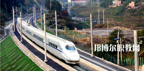 廣西2021年鐵路學(xué)校和職高哪個好