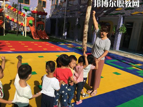 隨著我國人口基數(shù)的大幅上漲，我國幼兒園的數(shù)量呈現(xiàn)逐年遞增的趨勢，但符合現(xiàn)在教育標(biāo)準(zhǔn)的專業(yè)性幼兒教師卻少之又少，所以說幼兒教師行業(yè)是現(xiàn)目前非常有發(fā)展前途的行業(yè)之一。近日就有不少同學(xué)咨詢小編關(guān)于成都女生讀幼師學(xué)校學(xué)什么專業(yè)好?女生若是想學(xué)幼師類專業(yè)，可以選擇的專業(yè)方向是很多的，在這里就給大家介紹一下。  學(xué)前教育專業(yè)就業(yè)前景 在早期教育方面，0-3歲是人的一生中發(fā)展最重要的時期。一個人的學(xué)習(xí)能力的50%是在生命的頭4年中發(fā)展起來的，初生嬰兒的腦發(fā)育比15歲孩子快1000倍。很多思想和智力是在3歲前打下基礎(chǔ)的。0-3歲是嬰幼兒成長的關(guān)鍵期：最初的身體素質(zhì)、智力發(fā)展、個性品質(zhì)的形成于發(fā)展都是從這里開始的。越來越多的家長開始接受并重視早期教育，早期教育在我國經(jīng)過10余年的發(fā)展已經(jīng)形成相當(dāng)?shù)囊?guī)模，不僅是大城市，就算是三、四線城市也隨處可見大大小小的“親子園”“親子中心”“早教中心”等早教機構(gòu)，但專業(yè)的早期教育師資嚴(yán)重不足。  學(xué)前教育專業(yè)就業(yè)崗位 1、教師或兒童顧問;  2、兒童發(fā)展評估和指導(dǎo)人員、兒童教育和衛(wèi)生發(fā)展政策制定者、兒童教育咨詢專家——在有關(guān)政府機關(guān)、各大醫(yī)院的兒科門診工作;  3、兒童專欄節(jié)目采編人員——在報社、雜志社、電臺電視臺等媒體工作;  4、各類兒童用品開發(fā)的專業(yè)顧問或市場調(diào)查和分析專業(yè)人士等。  幼師專業(yè)介紹 培養(yǎng)目標(biāo)：本專業(yè)培養(yǎng)熱愛幼兒教育事業(yè)，能適應(yīng)幼兒教育改革與發(fā)展的需要，關(guān)愛幼兒，有良好的師德、寬厚的科學(xué)文化知識和扎實的學(xué)前教育專業(yè)理論，具有過硬的專業(yè)技能、教育能力及教育研究的意識和能力，綜合素質(zhì)高，能在托幼機構(gòu)從事0-6歲保教、管理工作的幼兒教師。  核心課程：舞蹈，視唱，琴法，樂理，聲樂，美術(shù)，鍵盤和聲與伴奏，幼兒歌曲伴奏，玩教具制作，教師口語，教師禮儀，幼兒游戲與主持，幼兒教育學(xué)，兒童文學(xué)，幼兒衛(wèi)生與保健，幼兒心里學(xué)，幼師英語，珠心算等。  女生讀學(xué)前教育怎么樣 學(xué)前教育前景不錯，對女孩來說尤其是不錯的選擇。特別是有品牌的幼兒園，十分吃香。  隨著我國幼教事業(yè)的迅速發(fā)展，對于幼兒教師和管理人員的需求驟增，幼師專業(yè)的畢業(yè)生供不應(yīng)求。盡管今年來全國各地一些院校增建了學(xué)前教育專業(yè)來培養(yǎng)幼兒教師，仍然不能滿足整個社會的需求。  國家中長期教育改革和發(fā)展規(guī)劃綱要(2010-2020年)中指出，到2020年，普及學(xué)前一年教育，基本普及學(xué)前兩年教育，重視0至3歲嬰幼兒教育。大力發(fā)展公辦幼兒園，積極扶持民辦幼兒園。嚴(yán)格執(zhí)行幼兒教師資格標(biāo)準(zhǔn)，依法落實幼兒教師地位和待遇。  上面關(guān)于成都女生讀幼師學(xué)校學(xué)什么專業(yè)好，小編給大家介紹了。幼教專業(yè)現(xiàn)在已經(jīng)成為了當(dāng)代女生選擇的熱門的教育行業(yè)之一。因為幼師是孩子成長關(guān)鍵的存在，越來越多的孩子需要受到教育，幼兒教師在今后的道路是很寬廣的。對于女生來說，幼師專業(yè)還是不錯的，因為將來從事工作上會有許多優(yōu)勢，比較好就業(yè)。