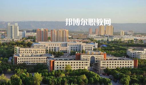 新疆石河子衛(wèi)生學(xué)校2021年有哪些專業(yè)?我們知道同學(xué)們?cè)谶x擇專業(yè)的時(shí)候?qū)嶋H上專業(yè)比學(xué)校更重要，對(duì)于同學(xué)們來(lái)說(shuō)在選擇專業(yè)的時(shí)候是需要慎重的。  新疆石河子衛(wèi)生學(xué)校專業(yè)設(shè)置 學(xué)校設(shè)有：護(hù)理學(xué)、藥劑學(xué)、檢驗(yàn)學(xué)三大專業(yè)。其中護(hù)理學(xué)：有中專和大專兩種，大專為石河子大學(xué)在該校委培專業(yè)，頒發(fā)石河子大學(xué)的畢業(yè)證書(shū)。  新疆石河子衛(wèi)生學(xué)校學(xué)校優(yōu)勢(shì) 學(xué)校地址位于石河子市中心位置，旁邊為石河子市人民醫(yī)院(農(nóng)八師石河子市人民醫(yī)院)也是石河子的120急救中心。步行至石河子市游憩廣場(chǎng)只需要10分鐘，學(xué)校地理位置屬于石河子市市中心。交通發(fā)達(dá)。  學(xué)習(xí)優(yōu)勢(shì)：每門(mén)課程都有專業(yè)的老師帶教，在每個(gè)假期，都將組織學(xué)生參與臨床見(jiàn)習(xí)，增加學(xué)生的臨床經(jīng)驗(yàn)。  其他優(yōu)勢(shì)：每一位在校生，都可以申請(qǐng)國(guó)家貧困助學(xué)金，國(guó)家撥款，每人每年1500元，均發(fā)至學(xué)生手上，解決了學(xué)生的基本溫飽問(wèn)題，為貧困學(xué)生創(chuàng)造了學(xué)習(xí)條件。  另：南疆三地州學(xué)生、農(nóng)村籍學(xué)生、貧困生(非城市、城鎮(zhèn)戶口)可以申請(qǐng)減免學(xué)費(fèi)，每人每年減免2000元，即只需繳納400元，即可上學(xué)，完成貧困學(xué)生學(xué)習(xí)的心愿。學(xué)生可以使用半價(jià)火車票往返，每年4次。  新疆石河子衛(wèi)生學(xué)校學(xué)校榮譽(yù) 學(xué)校以治校嚴(yán)謹(jǐn)，講求質(zhì)量，辦學(xué)成績(jī)斐然而著稱。多年來(lái)被石河子市評(píng)為“精神文明先進(jìn)單位”、“民族團(tuán)結(jié)先進(jìn)單位”、“衛(wèi)生綠化先進(jìn)單位”、“綜合治理先進(jìn)單位”、“招生先進(jìn)集體”，“德育教育先進(jìn)學(xué)校”。 2000年通過(guò)兵團(tuán)《中等醫(yī)學(xué)主要專業(yè)設(shè)置》評(píng)估;2003年通過(guò)兵團(tuán)《中等職業(yè)學(xué)校合格評(píng)估》;2002年被國(guó)家教育部首批確定為“全國(guó)護(hù)理專業(yè)示范點(diǎn)學(xué)校”;2003年教育部評(píng)估為“全國(guó)重點(diǎn)中等職業(yè)學(xué)校”;2004年教育部確定為全國(guó)“護(hù)理專業(yè)領(lǐng)域技能型人才培養(yǎng)培訓(xùn)基地”，同時(shí)，被國(guó)家教育部列為“全國(guó)衛(wèi)生職業(yè)教學(xué)模式研究課題組學(xué)校”、“面向二十一世紀(jì)全國(guó)衛(wèi)生職業(yè)學(xué)校系列教改教材編輯委員會(huì)”學(xué)校. 2005年4月，參加“全國(guó)護(hù)理教學(xué)改革成果展示賽”榮獲團(tuán)體“二等獎(jiǎng)”和“組織獎(jiǎng)”。2005年12月被教育教育部評(píng)為“全國(guó)護(hù)理教學(xué)改革先進(jìn)學(xué)校”。  小編為同學(xué)們整理好了學(xué)校的招生專業(yè)，同學(xué)們可以仔細(xì)的看看，對(duì)于同學(xué)們自己來(lái)說(shuō)選擇一個(gè)適合自己的專業(yè)是非常重要的事情的哦，這樣才能保證后期的就業(yè)的哦。