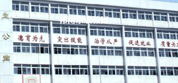 南京市公用事業(yè)技工學(xué)校學(xué)費(fèi)：*********，具體各專業(yè)學(xué)費(fèi)明細(xì)如下，希望對(duì)大家有幫助，邦博爾小編整理的南京市公用事業(yè)技工學(xué)校學(xué)費(fèi)信息僅供參考，如有變動(dòng)，以學(xué)校官方最新消息為準(zhǔn)。  一、南京市公用事業(yè)技工學(xué)校學(xué)費(fèi)多少錢(qián)(學(xué)費(fèi)明細(xì)) 1、南京市公用事業(yè)技工學(xué)校各專業(yè)學(xué)費(fèi)收費(fèi)標(biāo)準(zhǔn)  2、南京市公用事業(yè)技工學(xué)校住宿費(fèi)標(biāo)準(zhǔn)：500元/學(xué)年  3、南京市公用事業(yè)技工學(xué)校資助政策  學(xué)校嚴(yán)格按物價(jià)局核定的標(biāo)準(zhǔn)收費(fèi)，在校生享受政府免學(xué)費(fèi)政策。符合條件的優(yōu)秀學(xué)生和貧困生，按規(guī)定享受國(guó)家勵(lì)志獎(jiǎng)學(xué)金和助學(xué)金。  學(xué)校實(shí)行獎(jiǎng)學(xué)金制度，對(duì)比亞迪冠名班，開(kāi)沃集團(tuán)南京金龍冠名班，天泓冠名班和品學(xué)兼優(yōu)的優(yōu)秀學(xué)生給予獎(jiǎng)勵(lì)。  二、南京市公用事業(yè)技工學(xué)校簡(jiǎn)介 多年來(lái)，學(xué)校與一百多家企事業(yè)單位建立了用人協(xié)作關(guān)系，為畢業(yè)生建立了暢通的就業(yè)渠道，部分專業(yè)已采用“定單式定向委培”輸送就業(yè)。  2004年以來(lái)，每年就業(yè)率始終在98.5%以上，畢業(yè)生就業(yè)去向主要為公交行業(yè)，如南京公交、中北巴士、新城巴士等;  汽車制造行業(yè)，如南京南汽集團(tuán)MG汽車制造公司、南京長(zhǎng)安汽車制造公司等;  汽車銷售(4S店)和維修行業(yè)如江蘇天泓汽車服務(wù)有限公司、南京朗馳集團(tuán)有限公司和江蘇省外事旅游汽車公司汽車修理總廠、南京新港汽車維修公司等。