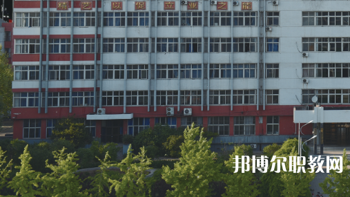開灤技師學(xué)院招生計(jì)劃?每年學(xué)校在招生季節(jié)都會(huì)公布自己的招生計(jì)劃，那么學(xué)生們?cè)趯?duì)學(xué)校所進(jìn)行選擇的時(shí)候，是可以具體看看一所學(xué)校的招生計(jì)劃，然后再看看學(xué)校所公布的招生要求是否是自己可以滿足的，從而決定對(duì)學(xué)校的報(bào)讀。  一、開灤技師學(xué)院招生計(jì)劃一覽表 二、開灤技師學(xué)院招生情況 1、開灤技師學(xué)院招生條件、要求  身高:1.55米以上。  體重:不低于50公斤，高限不超過標(biāo)準(zhǔn)體重的50%。  視力:裸眼視力左右均在4.7(含47)以上，砂眼左右無(wú)第二期三個(gè)“十”者，無(wú)色弱、色盲者。  耳病:無(wú)化膿性中耳炎者。  聽力:左右兩側(cè)均大于80%(包括80%分貝)。  鼻病:無(wú)萎縮性鼻炎及較重肥大性鼻炎者。  血壓:90mmHg<收縮壓<140mmHg、60mmHg<舒張壓<90mmHg  心臟:二級(jí)收縮期雜音以下和心率在90次/分以下者。  肺臟:無(wú)慢性支氣管炎 支氣管哮喘、肺結(jié)核、結(jié)核性胸膜炎等呼吸系統(tǒng)慢性病。  腹部無(wú)任何腫物和肝、脾不腫大者(肝大一公分以內(nèi)功能正常者除外)。  對(duì)紋身者,面部、頸部紋身直徑不超過2cm，著短裝身體其他裸露部位直徑不超過3cm。面部、頸部紋身直徑超過2cm或其他部位超過3cm的，不合格;如本人能夠積極處理，可視為合格。  輔助檢查、胸透、化驗(yàn)正常者。  其他:無(wú)殘疾、無(wú)駝背、無(wú)畸形、無(wú)較重之扁平足或拇指外翻 無(wú)腿部或精索靜脈曲張者,無(wú)難治或面積較大之皮膚疾病,無(wú)痔或漏者，無(wú)疝氣者，無(wú)多發(fā)性淋巴腺腫大者，無(wú)較重慢性病者，無(wú)不適合招錄崗位所要求的身體條件者。  2、開灤技師學(xué)院招生對(duì)象  中考生和往屆生，  三、開灤技師學(xué)院簡(jiǎn)介 學(xué)校服務(wù)河北省能源、裝備制造等傳統(tǒng)產(chǎn)業(yè)升級(jí)，服務(wù)京津冀產(chǎn)業(yè)智慧化水平提升的發(fā)展需求，瞄準(zhǔn)河北省新興產(chǎn)業(yè)、現(xiàn)代服務(wù)業(yè)創(chuàng)新發(fā)展戰(zhàn)略，對(duì)接能源(煤炭)，裝備制造、現(xiàn)代服務(wù)業(yè)等產(chǎn)業(yè)設(shè)置專業(yè)，開設(shè)電氣自動(dòng)化設(shè)備安裝與維修、煤礦技術(shù)、電子商務(wù)、計(jì)算機(jī)網(wǎng)絡(luò)技術(shù)等專業(yè)16個(gè)。  2020年突出發(fā)展現(xiàn)代服務(wù)業(yè)的要求，增設(shè)《幼兒教育》專業(yè)。經(jīng)過幾年發(fā)展，逐步形成“裝備制造業(yè)與現(xiàn)代服務(wù)業(yè)共同主導(dǎo)、傳統(tǒng)產(chǎn)業(yè)與新興產(chǎn)業(yè)雙輪驅(qū)動(dòng)的發(fā)展格局”相適應(yīng)的專業(yè)布局。  四、開灤技師學(xué)院口碑 校友評(píng)價(jià)：開灤技師學(xué)院地理位置優(yōu)越，交通十分方便。  校友評(píng)價(jià)：開灤技師學(xué)院畢業(yè)生就業(yè)前景光明。