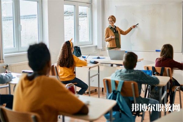 湖南哪里的中專學校能讀藝美術(shù)專業(yè)