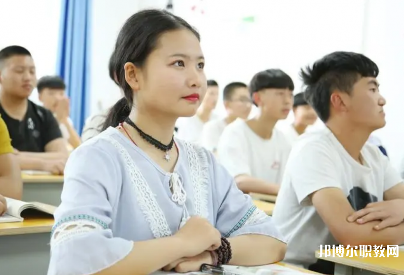 四川2024年上中專學(xué)?？刹豢梢钥即髮W(xué)