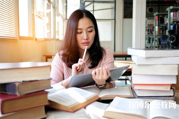 湖南哪里的中職學校能讀服裝制作與生產(chǎn)管理專業(yè)
