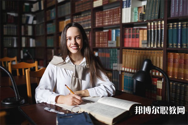 四川哪里的中職學校能讀旅游服務(wù)與管理（含導游、鐵路航空服務(wù)）專業(yè)