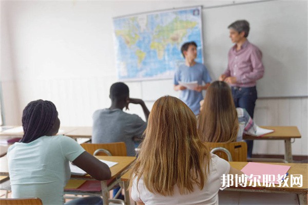 云南哪里的技工學(xué)校能讀計(jì)算機(jī)廣告制作專(zhuān)業(yè)