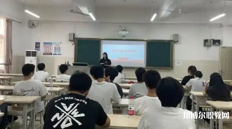 自貢2025年初中生讀鐵路學校怎么樣