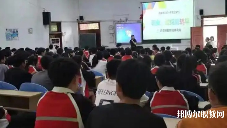 自貢2025年鐵路學(xué)校報(bào)名條件